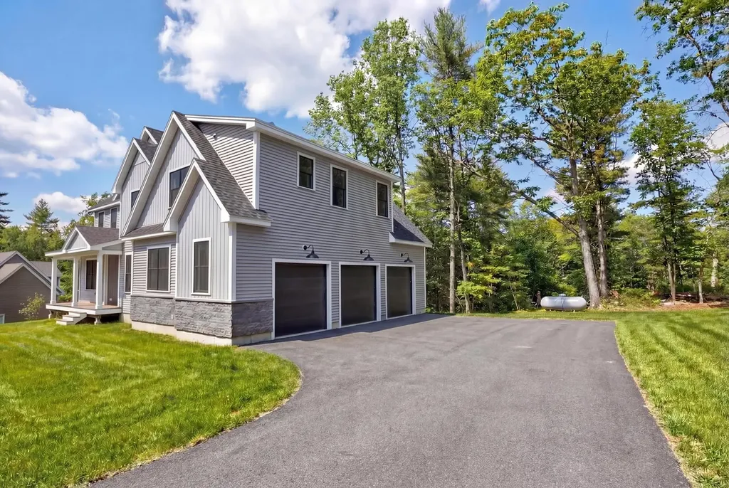 8 Carmel Road Pelham NH 03076