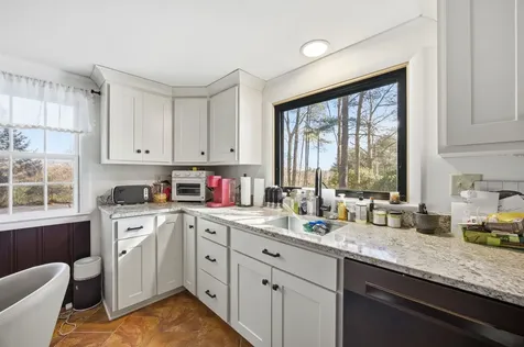 182 Winnicutt Road Stratham NH 03885