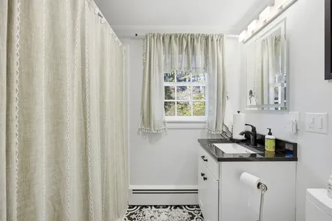 182 Winnicutt Road Stratham NH 03885