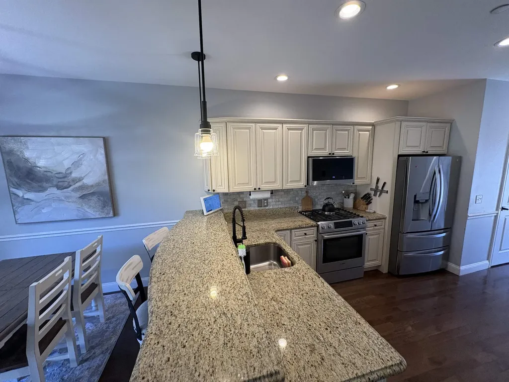 109 Woodview Way Manchester NH 03102