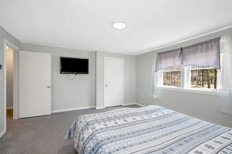 42 Barretts Hill Road Hudson NH 03051