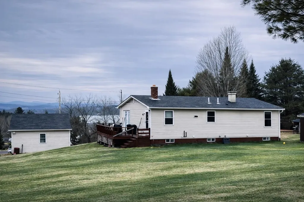 623 E Village Road Waterford VT 05819-9582