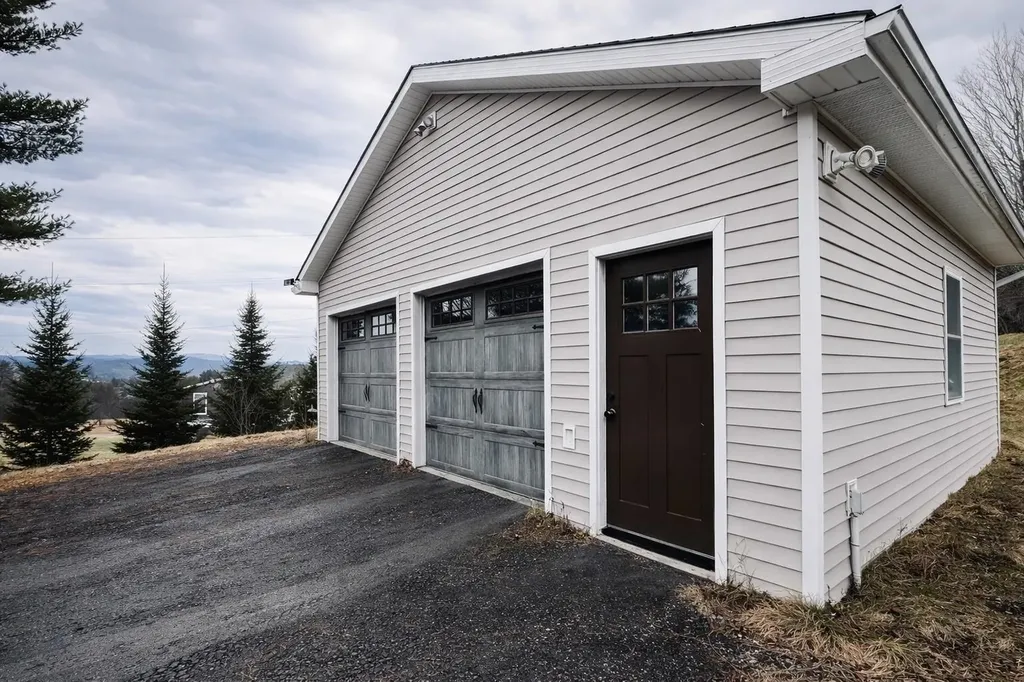623 E Village Road Waterford VT 05819-9582
