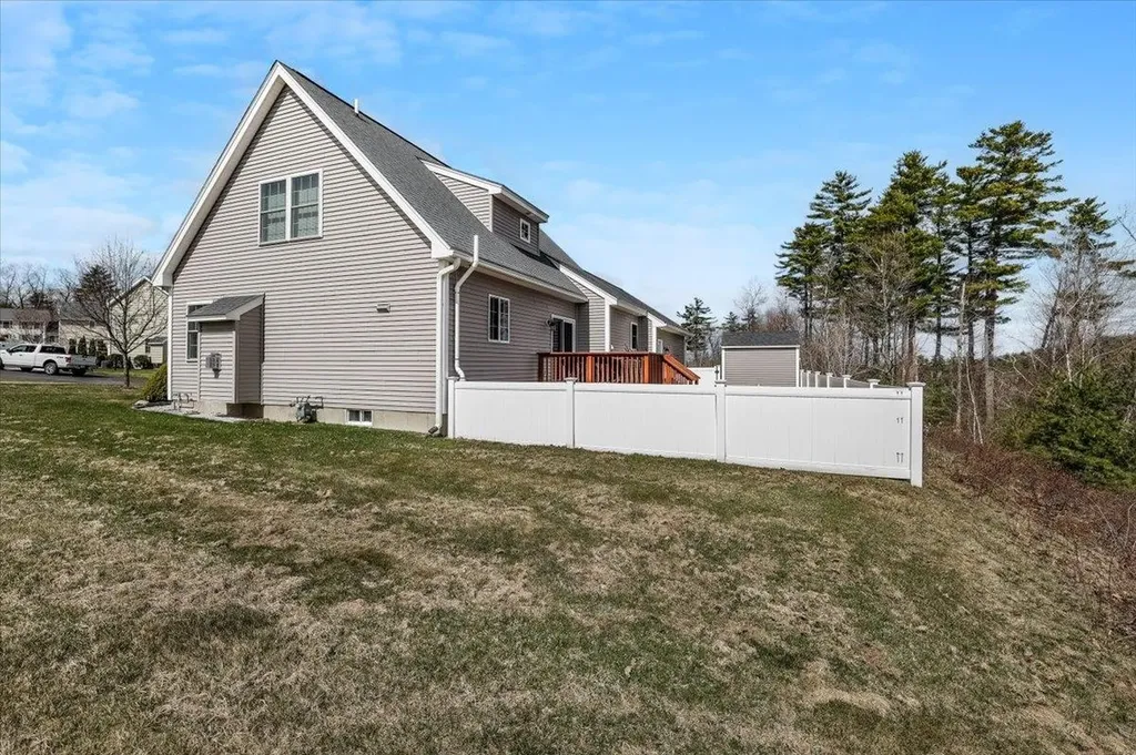 18 Crawford Lane Hooksett NH 03106