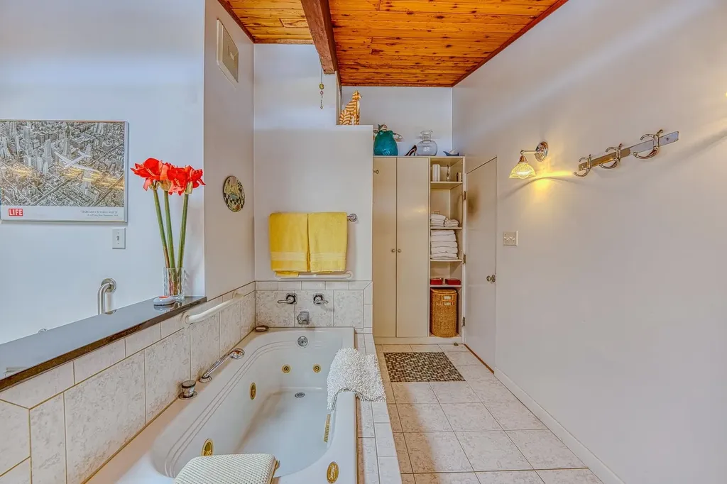 979 Farr Hill Road Littleton NH 03561