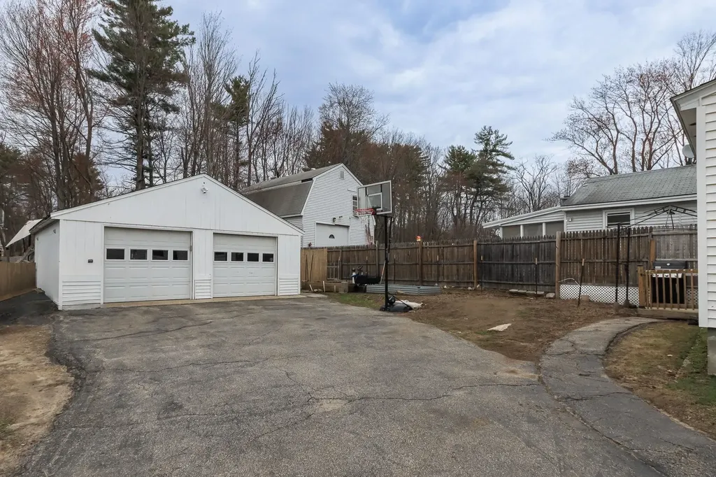 12 Lindy Street Pembroke NH 03275