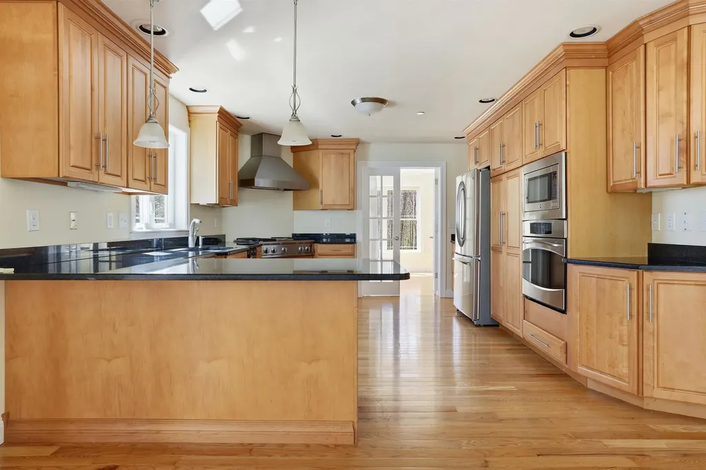 8 Indian Hill Road Derry NH 03038