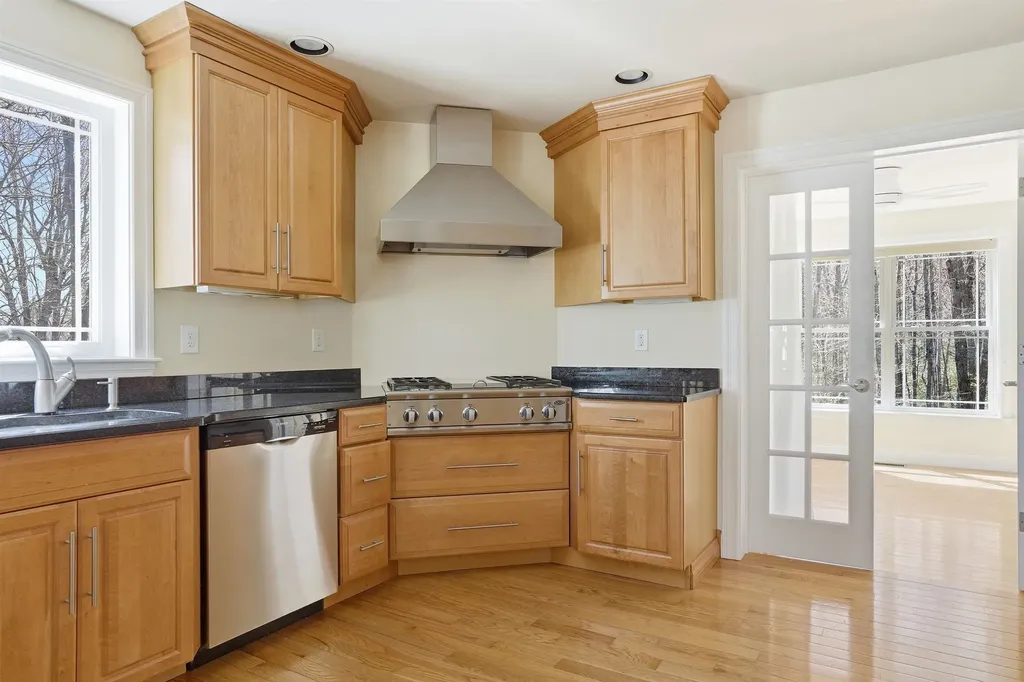 8 Indian Hill Road Derry NH 03038