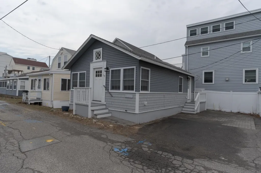 17 Kentville Terrace Hampton NH 03842