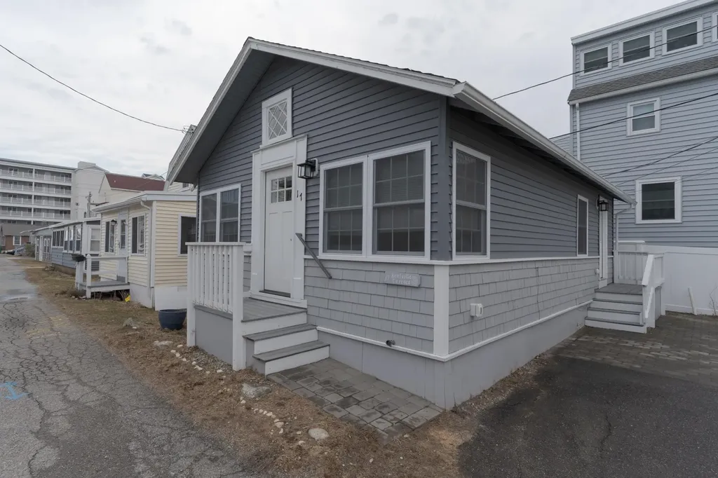 17 Kentville Terrace Hampton NH 03842