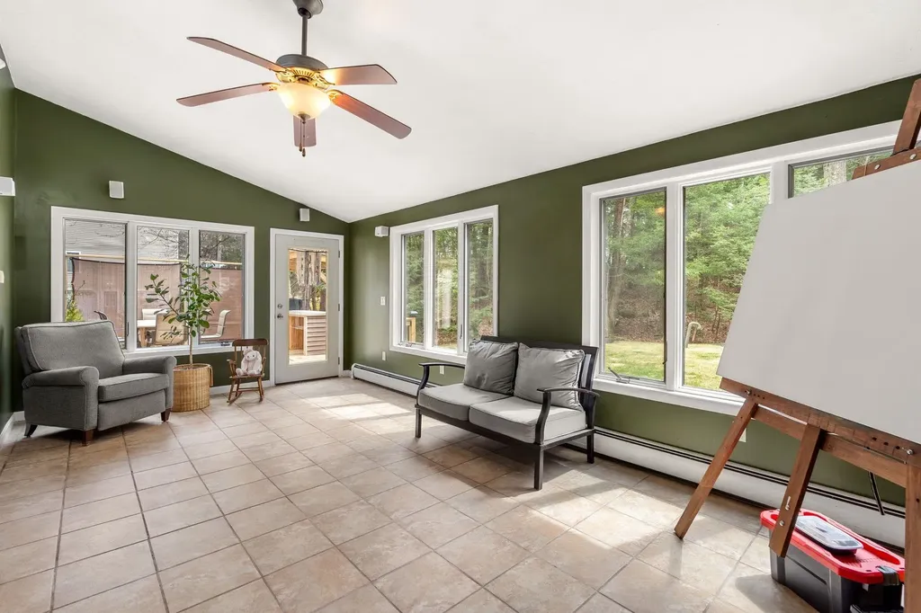 11 Windsor Boulevard Londonderry NH 03053