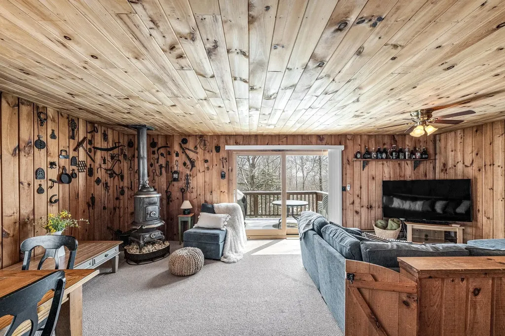 44 Howes Loop Wilmington VT 05363