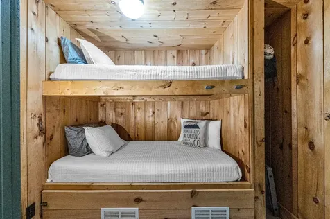 44 Howes Loop Wilmington VT 05363