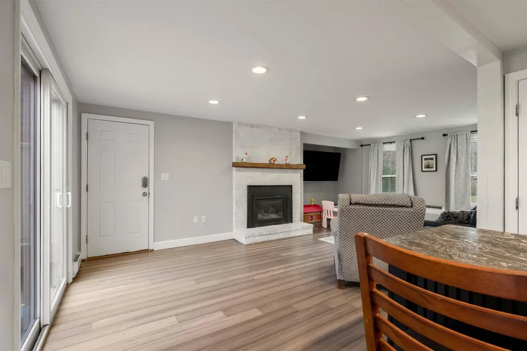 26 Wedgewood Drive Londonderry NH 03053