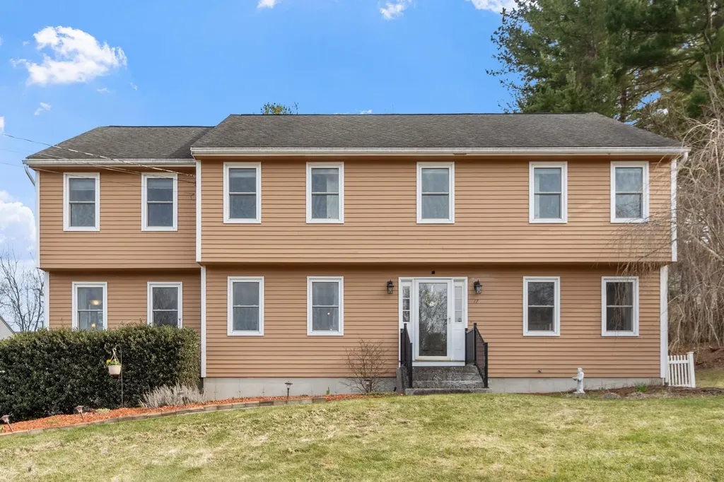 17 Bicentennial Drive Nashua NH 03062