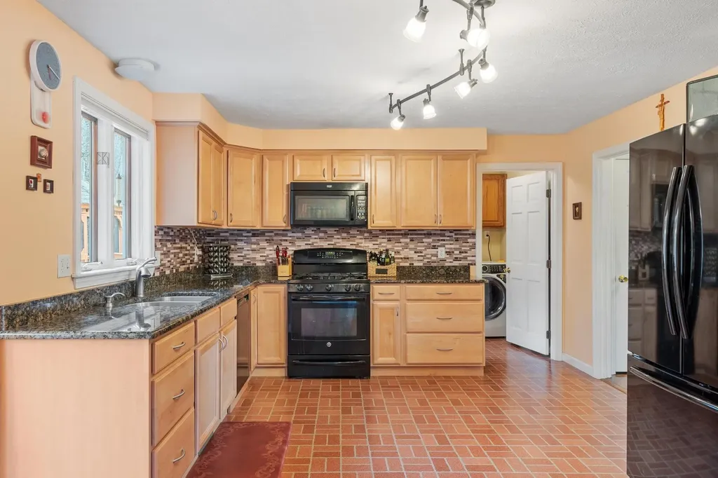 17 Bicentennial Drive Nashua NH 03062