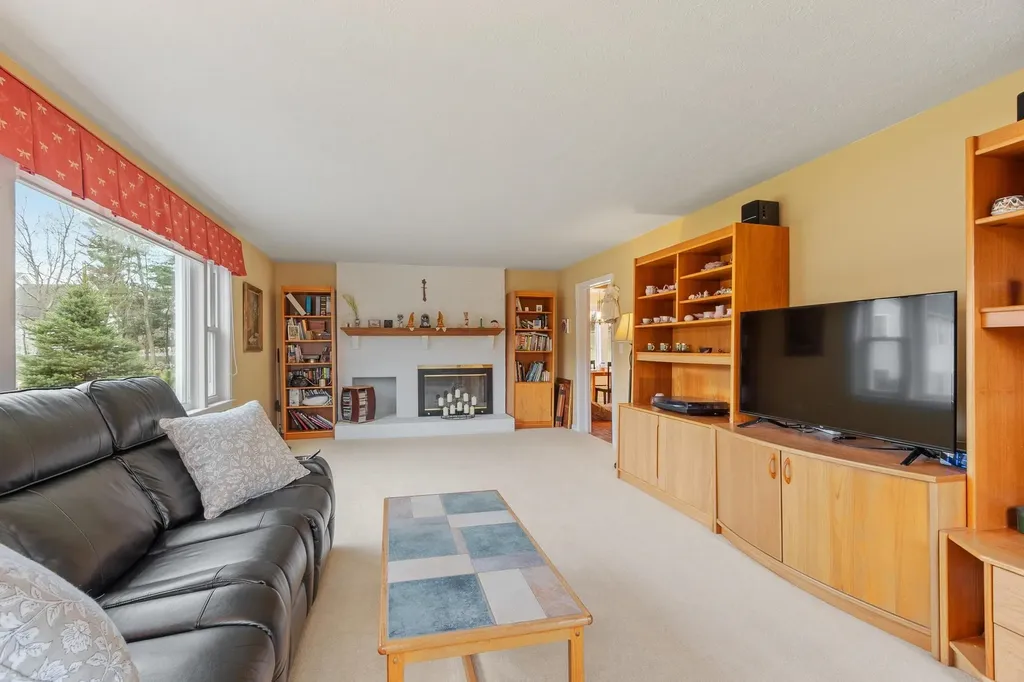 17 Bicentennial Drive Nashua NH 03062