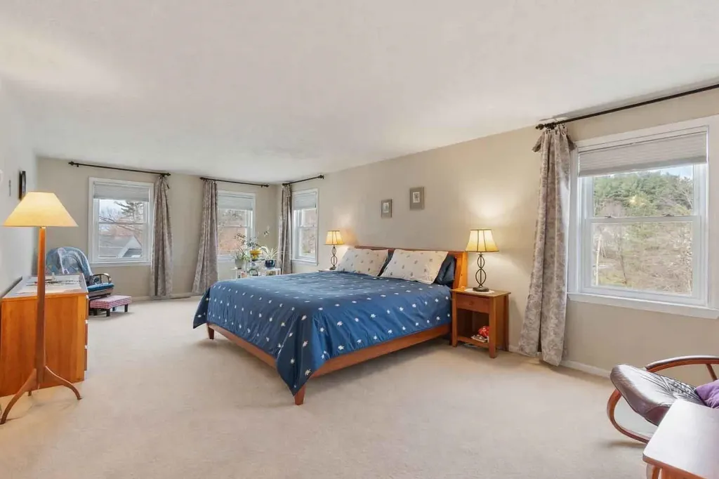 17 Bicentennial Drive Nashua NH 03062