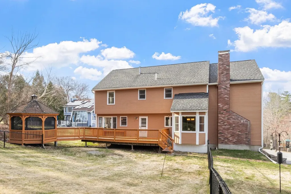 17 Bicentennial Drive Nashua NH 03062