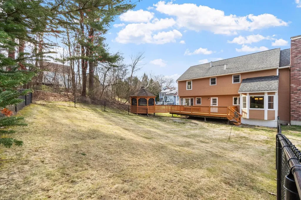 17 Bicentennial Drive Nashua NH 03062