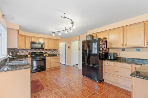 17 Bicentennial Drive Nashua NH 03062