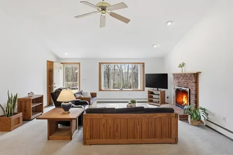 3 Cardinal Circle Londonderry NH 03053