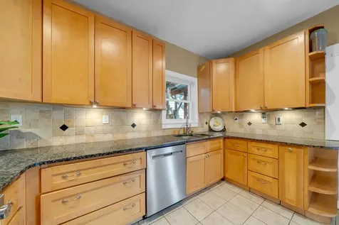 7 Moulton Street Raymond NH 03077