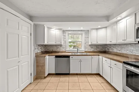 214 Maplehurst Avenue Manchester NH 03104