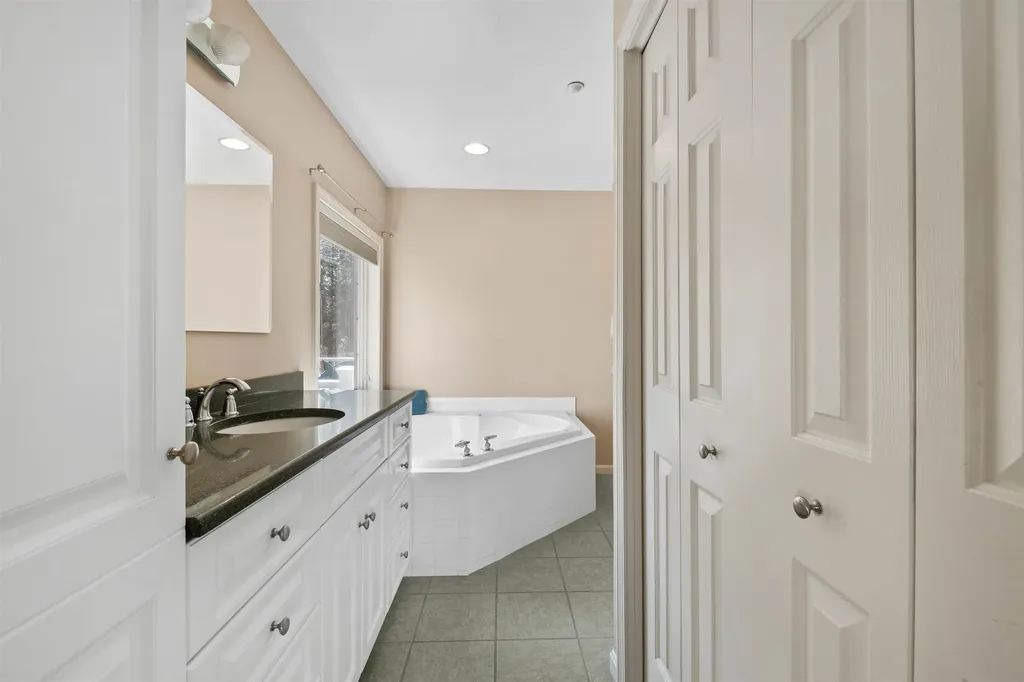 18 Falcon Way Hales Location NH 03860
