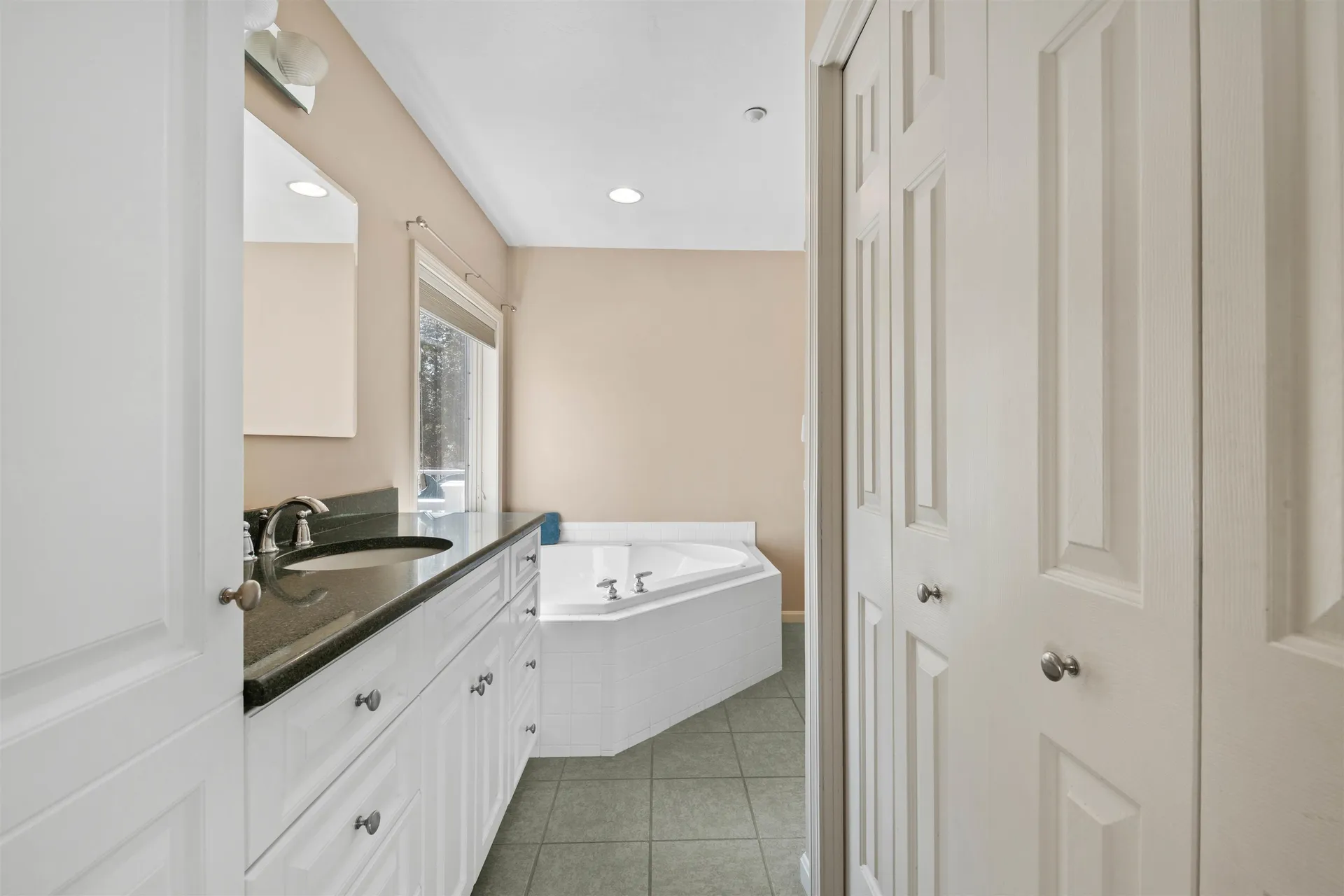 18 Falcon Way Hales Location NH 03860