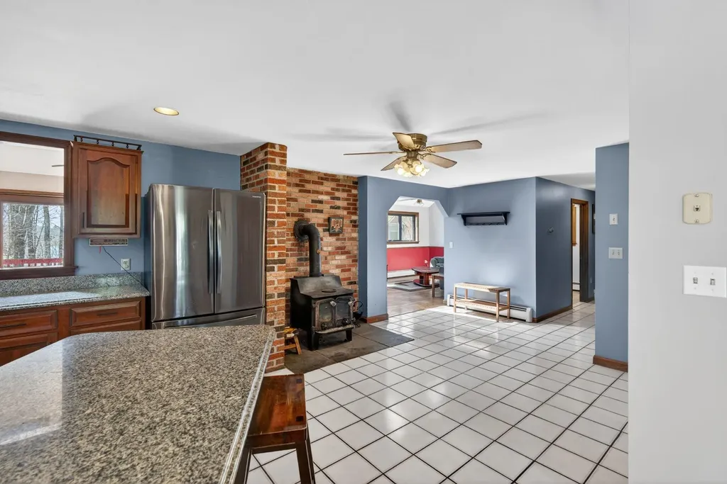 16 Berkeley Street Pelham NH 03076