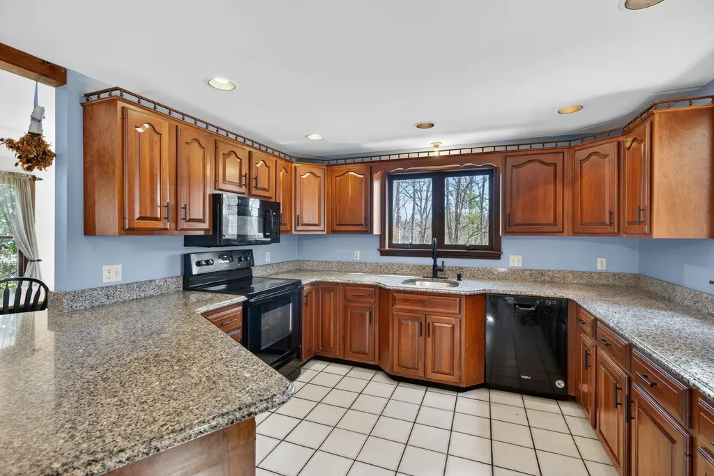 16 Berkeley Street Pelham NH 03076