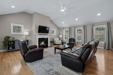 27 Scenic Drive Manchester NH 03104
