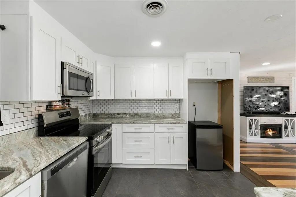 20 Owl Lane Lee NH 03861