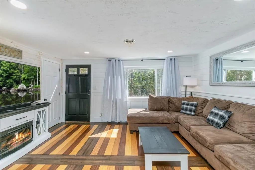 20 Owl Lane Lee NH 03861