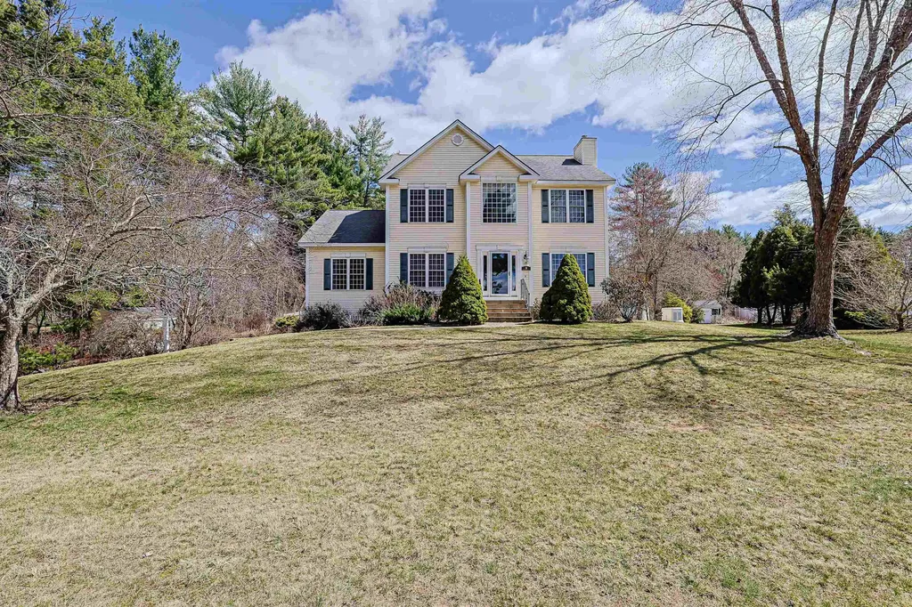10 Checkerberry Lane Londonderry NH 03053