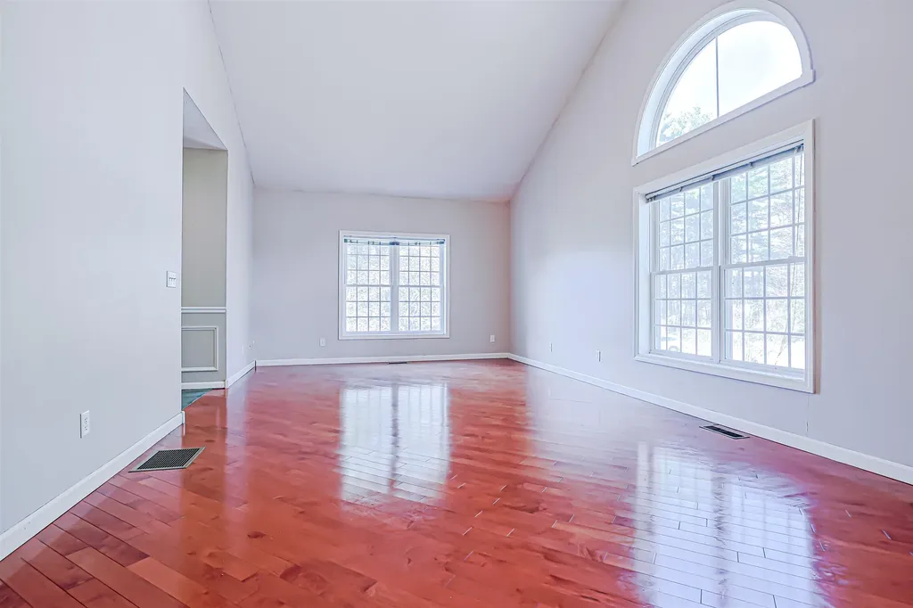 10 Checkerberry Lane Londonderry NH 03053