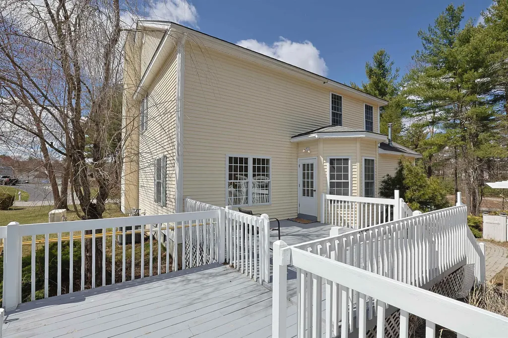 10 Checkerberry Lane Londonderry NH 03053