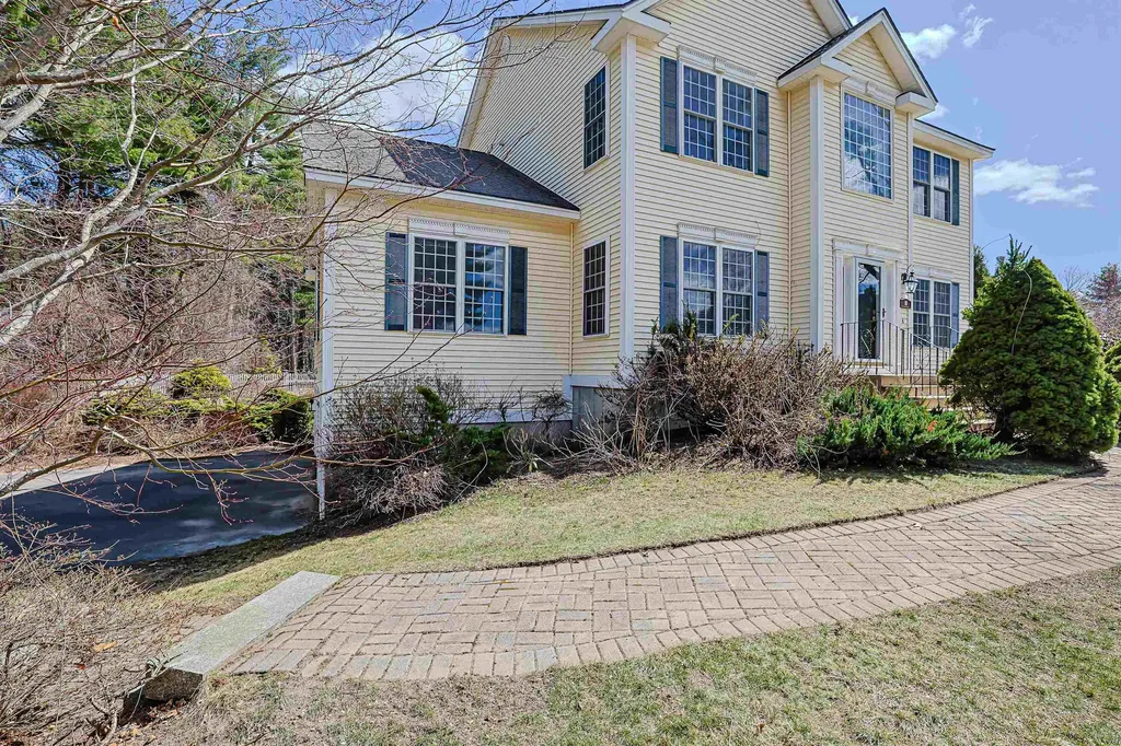 10 Checkerberry Lane Londonderry NH 03053
