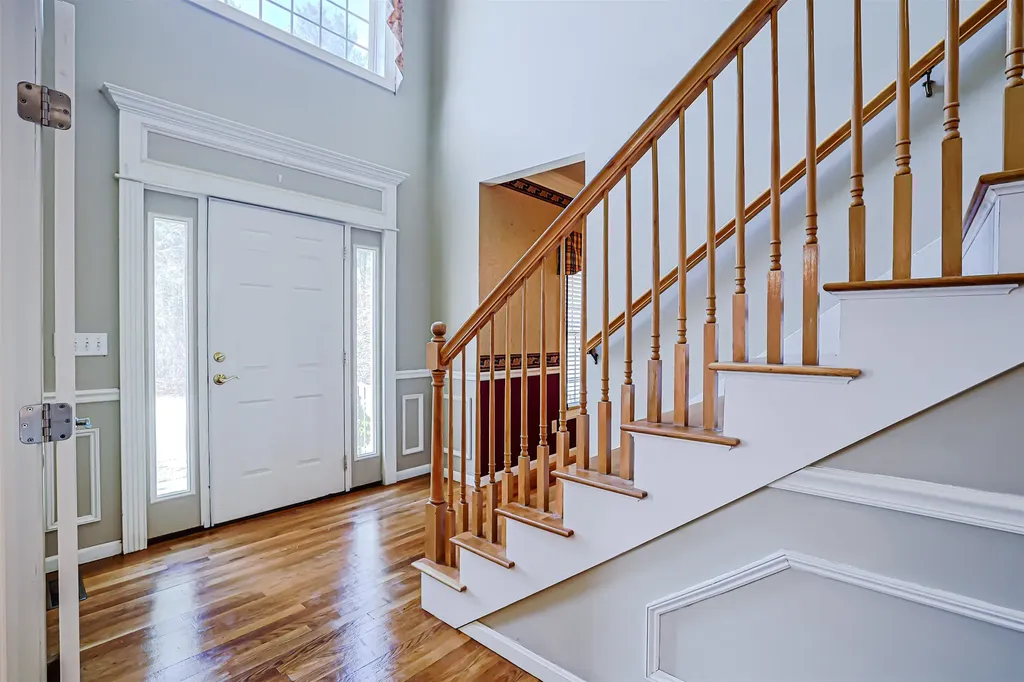 10 Checkerberry Lane Londonderry NH 03053