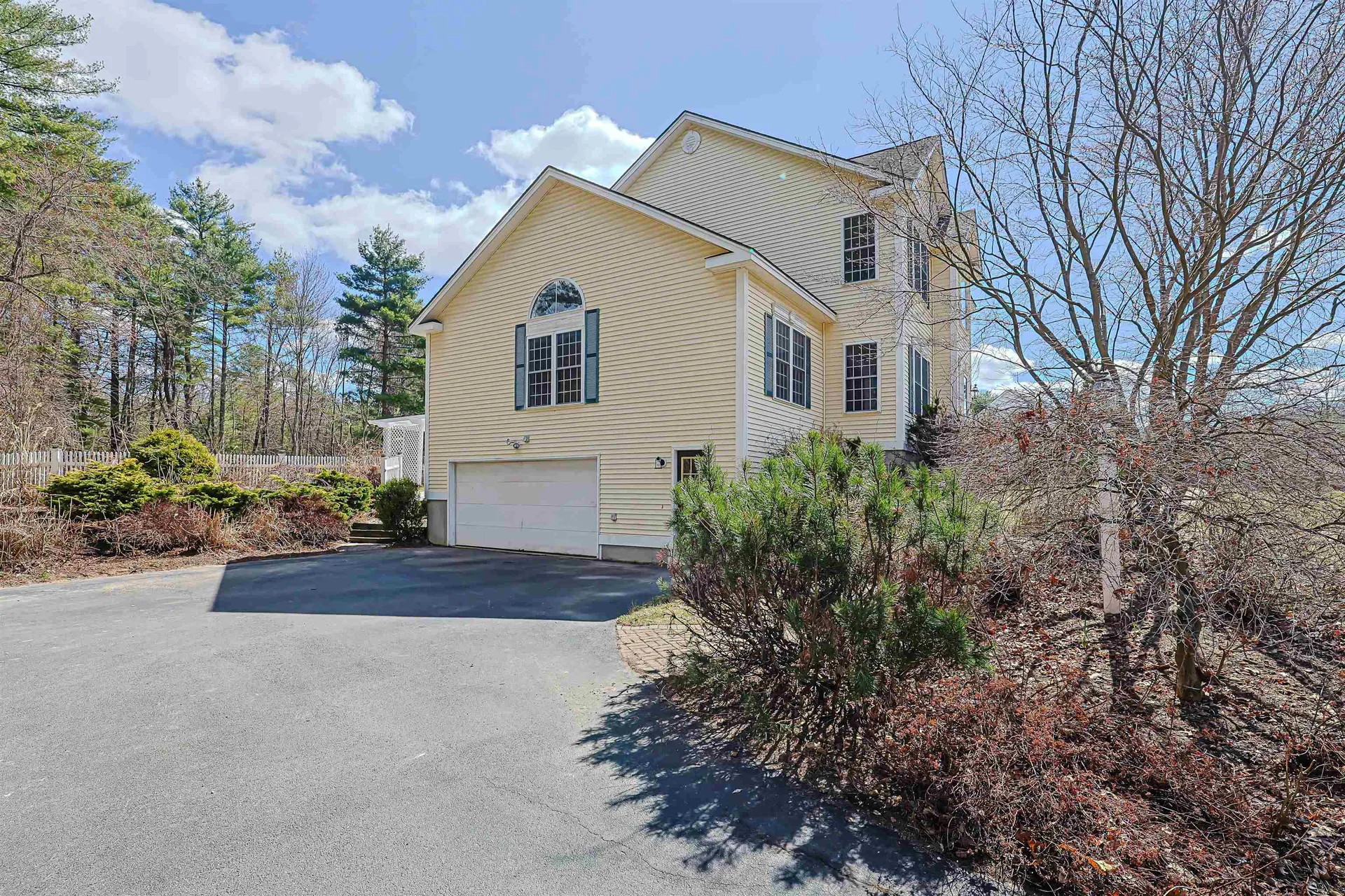 10 Checkerberry Lane Londonderry NH 03053