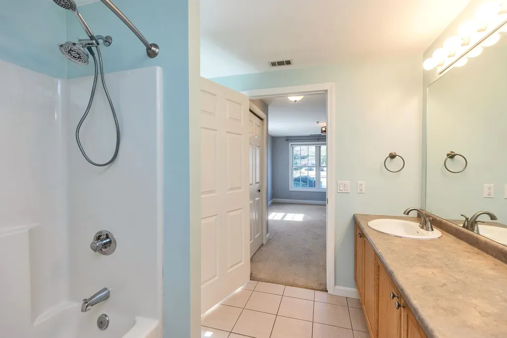 16 Vista Ridge Drive Londonderry NH 03053