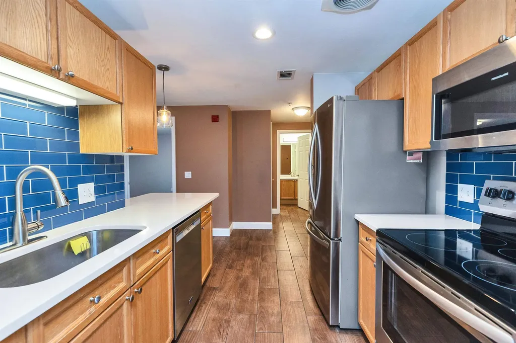 16 Vista Ridge Drive Londonderry NH 03053