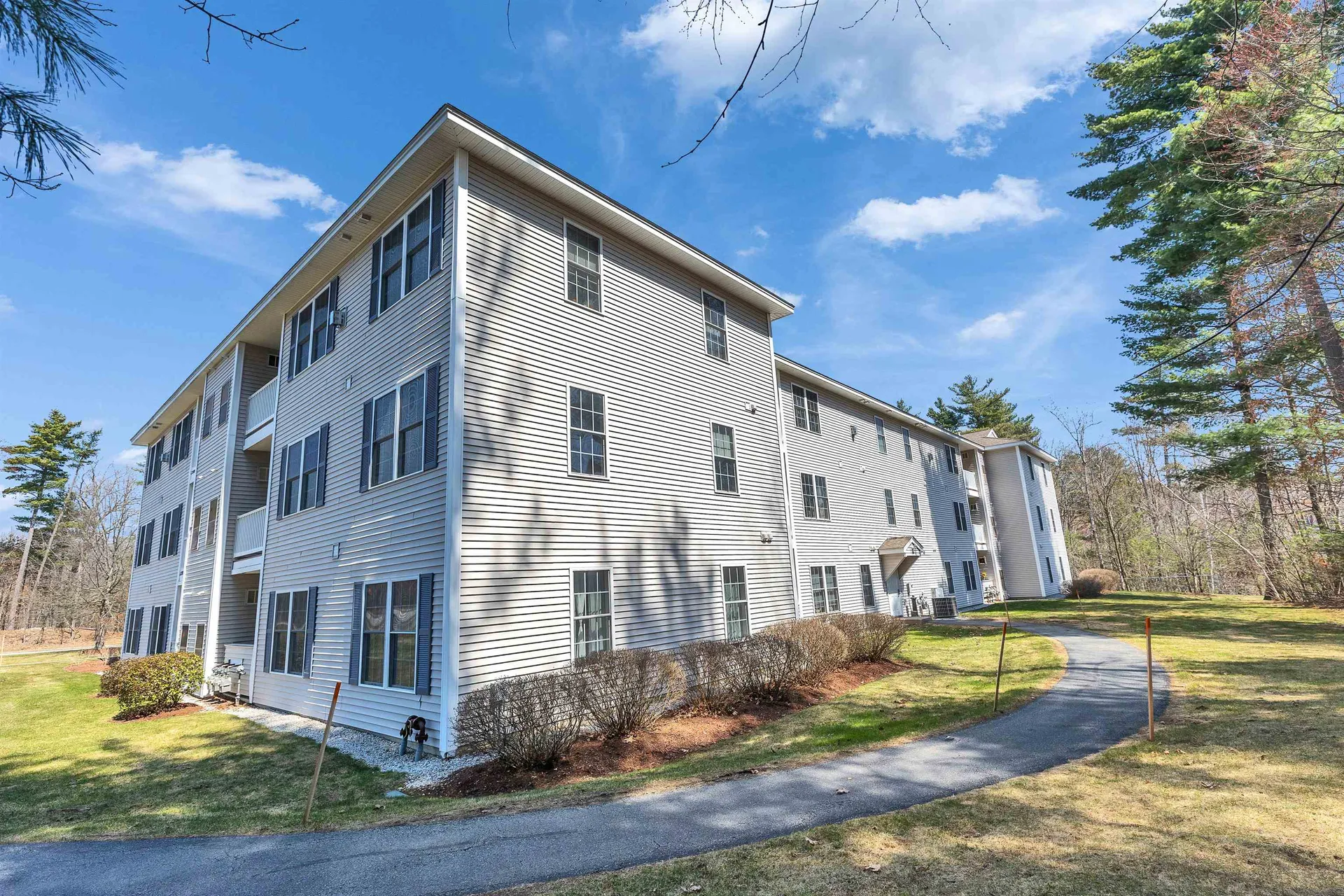16 Vista Ridge Drive Londonderry NH 03053