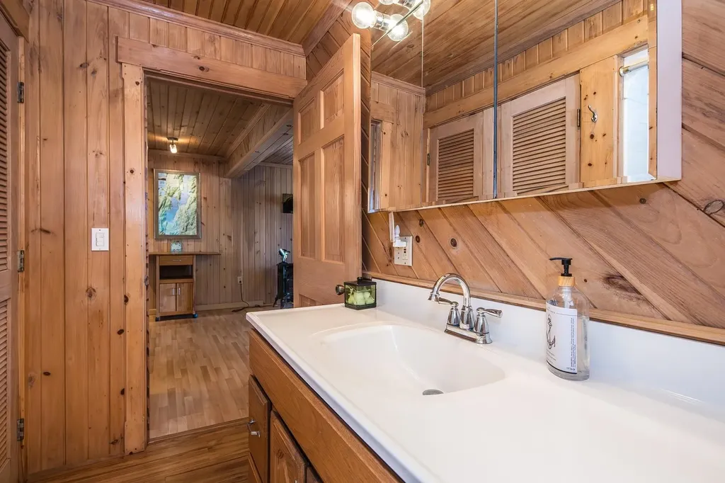 17 West Crystal Haven Road Castleton VT 05735