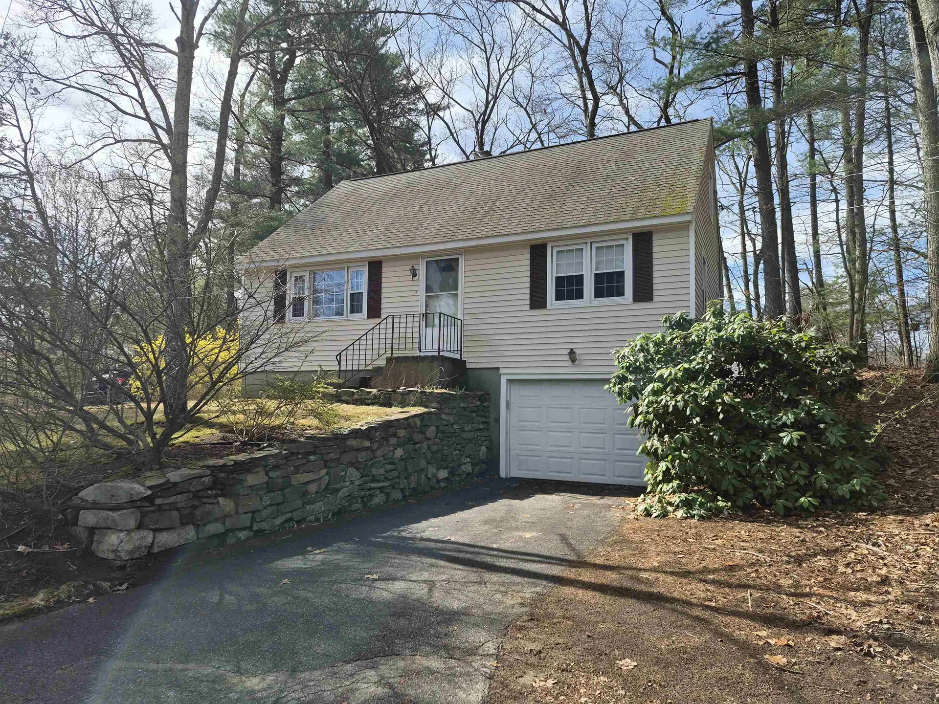 9 Moe Street Nashua NH 03062
