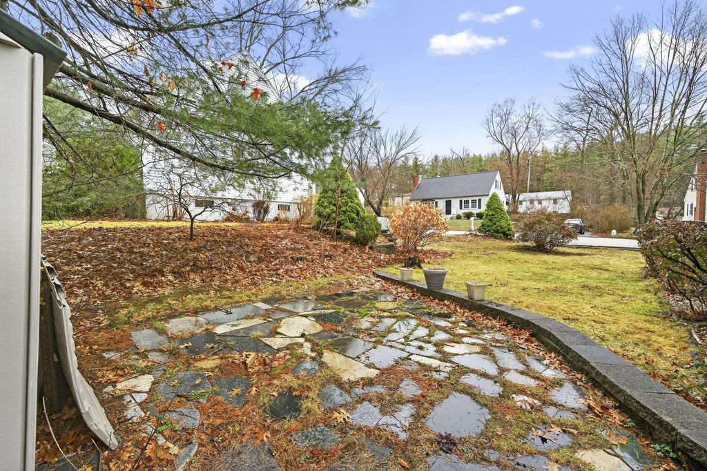 10 Vespa Lane Nashua NH 03064-1163