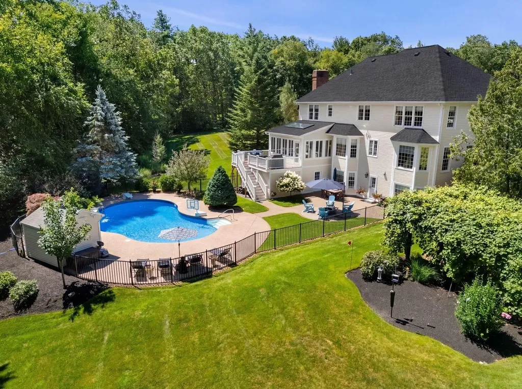 27 Mcafee Farm Road Bedford NH 03110