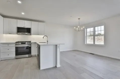71 Crestview Way Raymond NH 03077