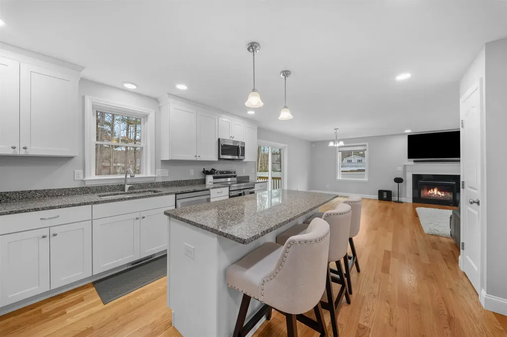 4 Lorelai Way Nashua NH 03062